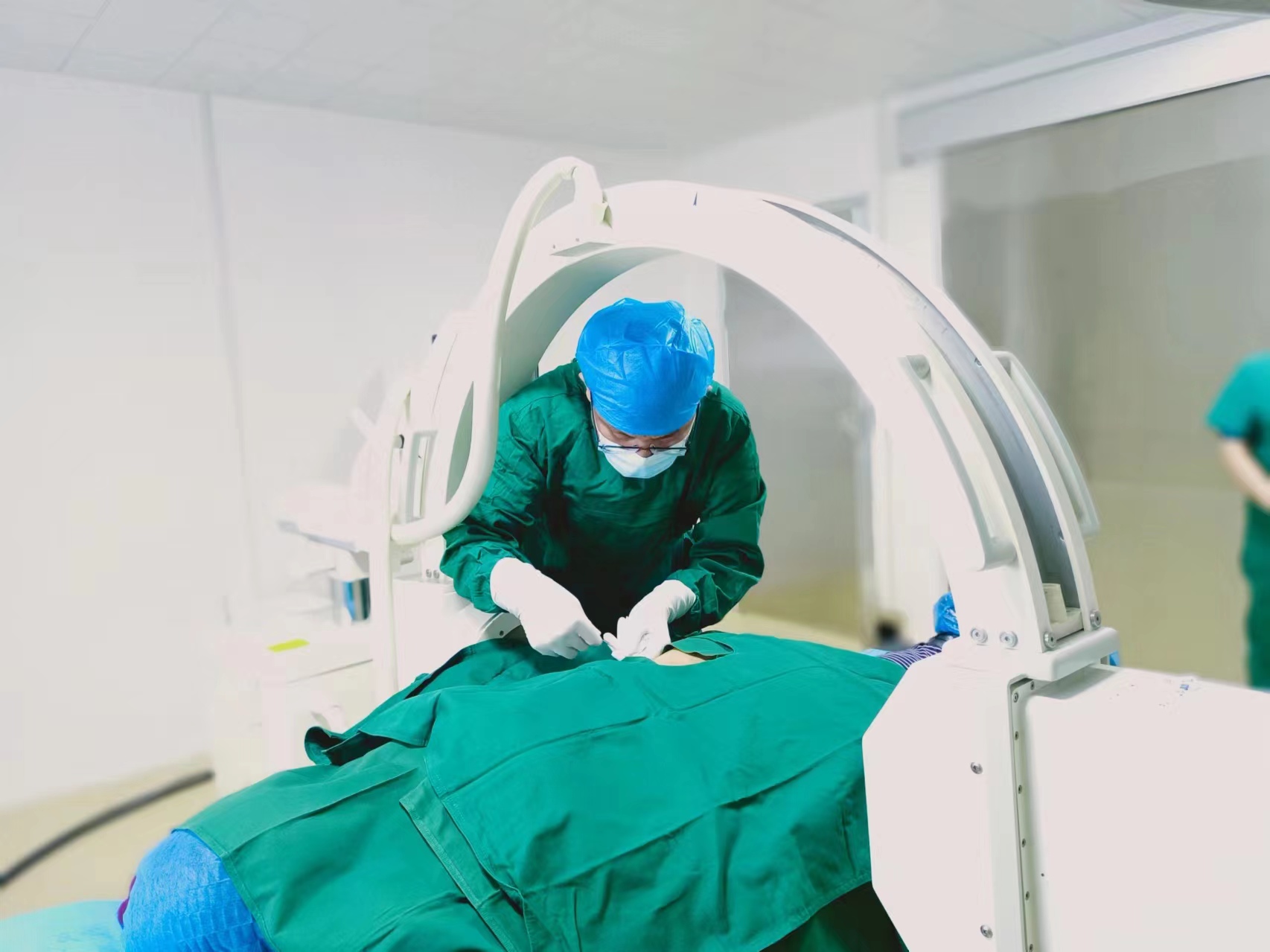 朱曰江院长为腰椎间盘突出患者行低温等离子消融微创术